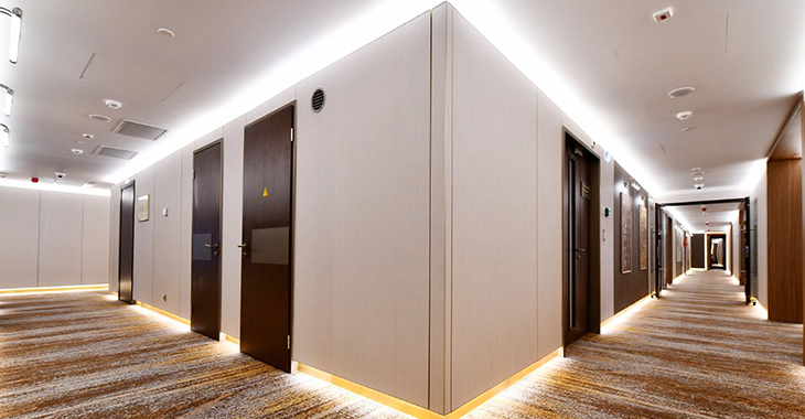 Управление освещением в коридорах отеля